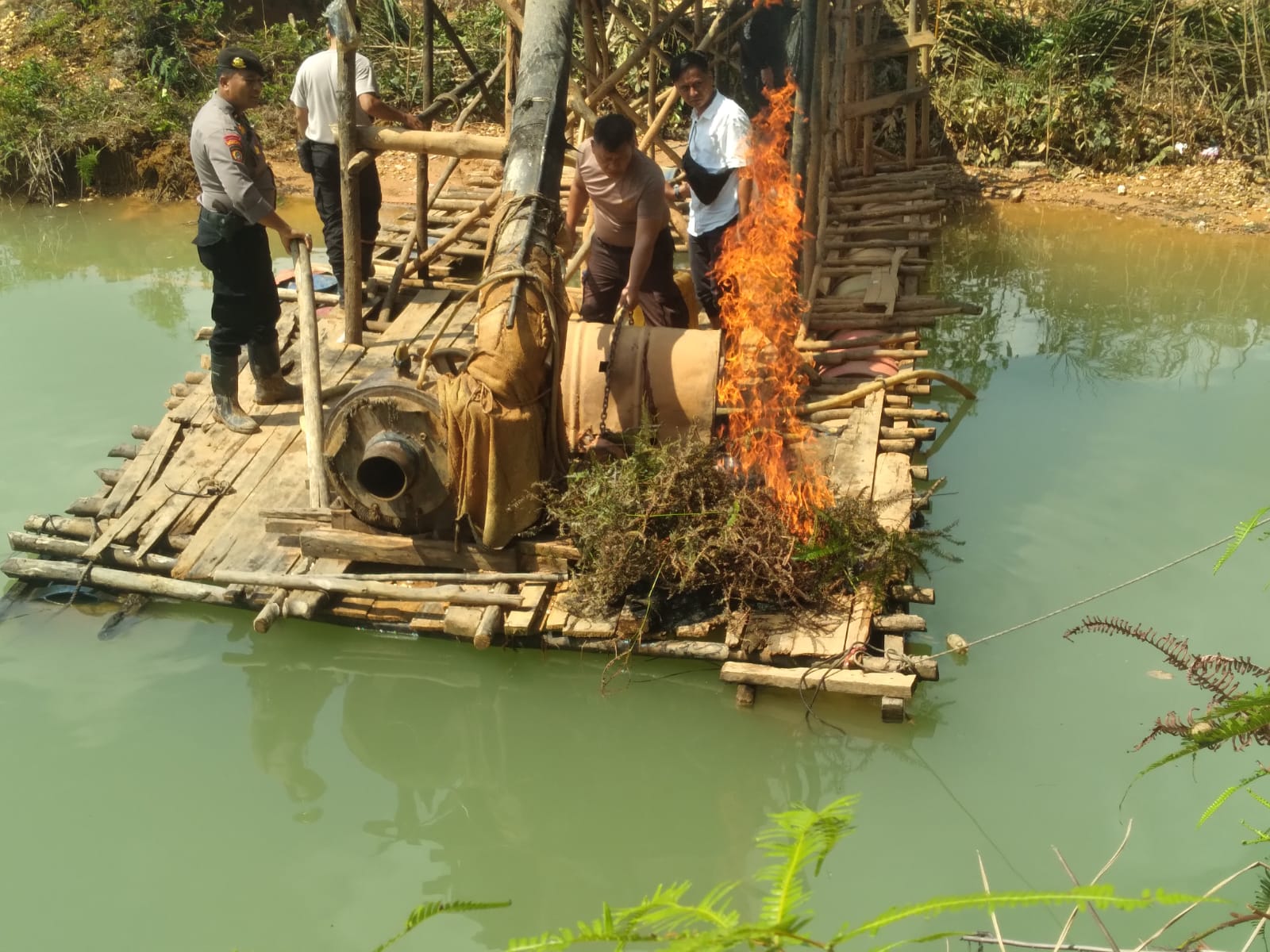 Respon Cepat Polsek Kuantan Hilir Musnahkan Tiga Unit Rakit PETI Di Desa Kasang Limau Sundai Kecamat